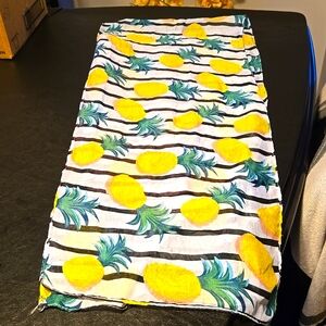 Pineapple 🍍  Scarf    ⭐️ ✨️PRE LOVED✨️
